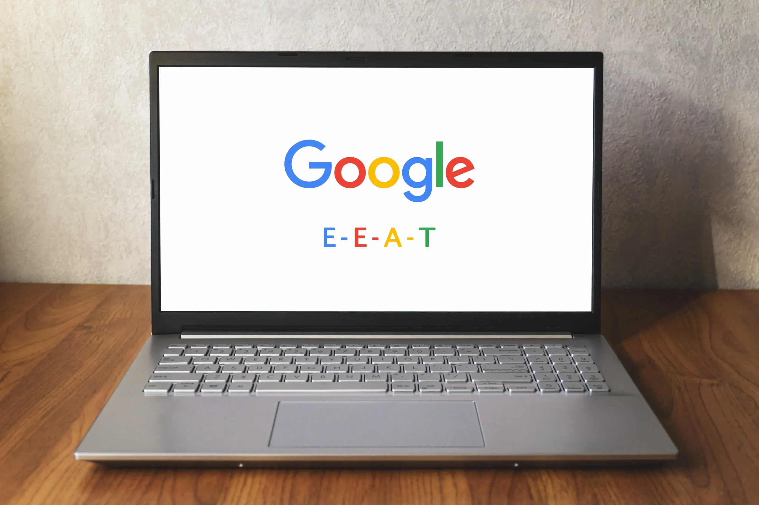 E-E-A-T SEO stratejisi ile Google güven skorunuzu artırın, uzmanlık ve otoritenizi güçlendirerek sıralamalarda yükselin.